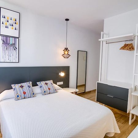 Hostal La Isla Маон Экстерьер фото