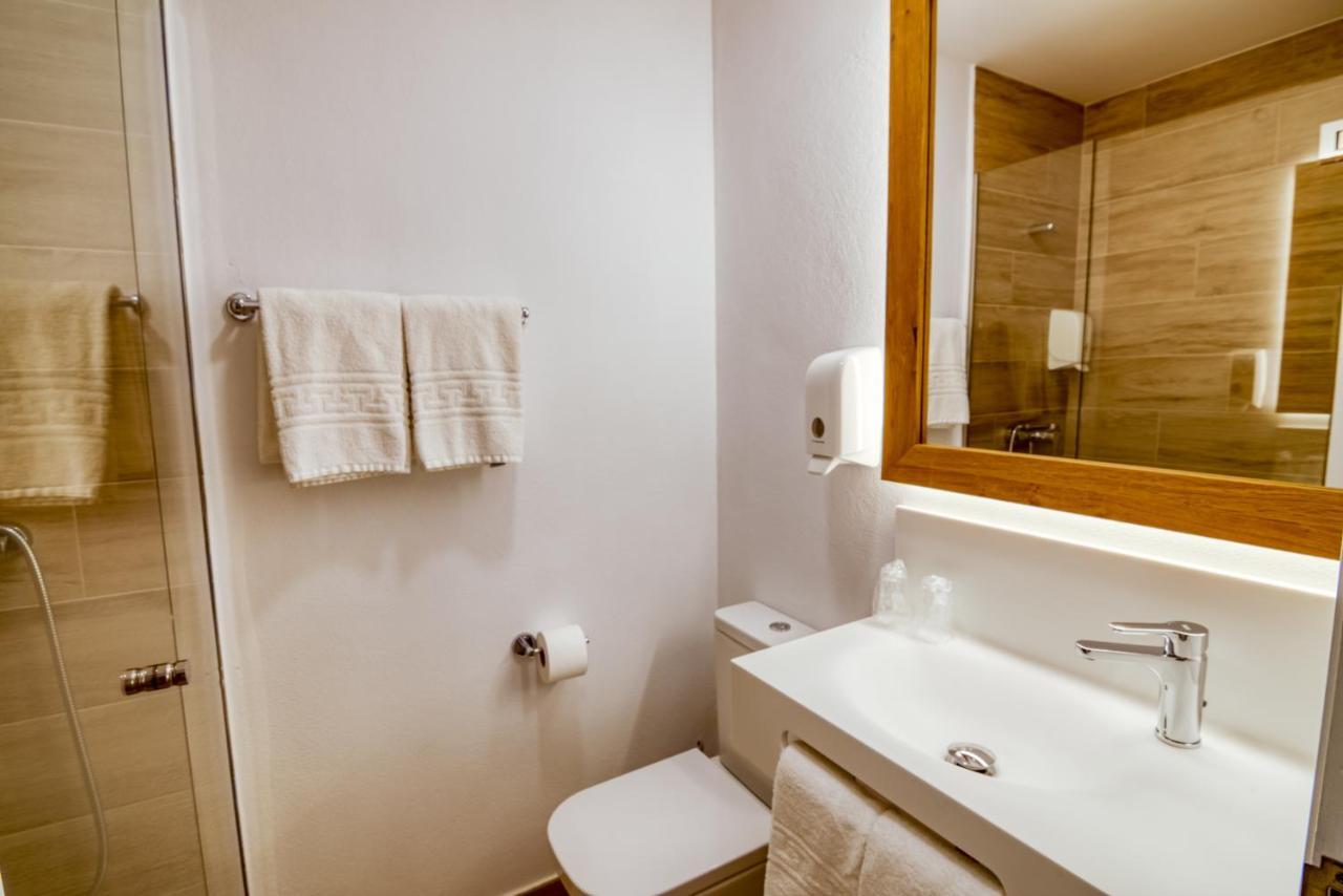 Hostal La Isla Маон Экстерьер фото