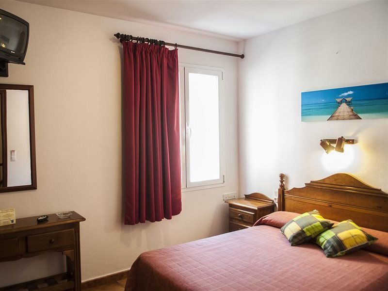 Hostal La Isla Маон Экстерьер фото