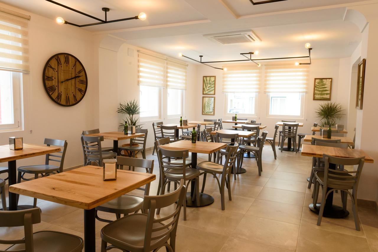 Hostal La Isla Маон Экстерьер фото