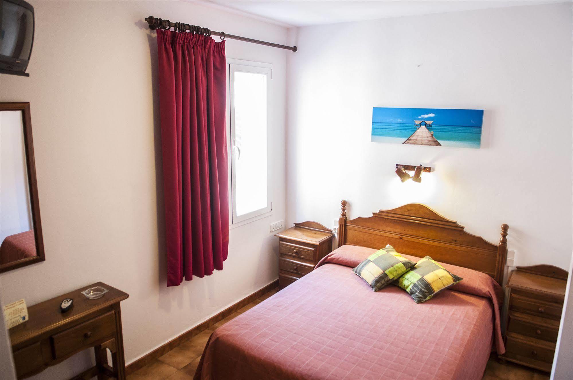 Hostal La Isla Маон Экстерьер фото