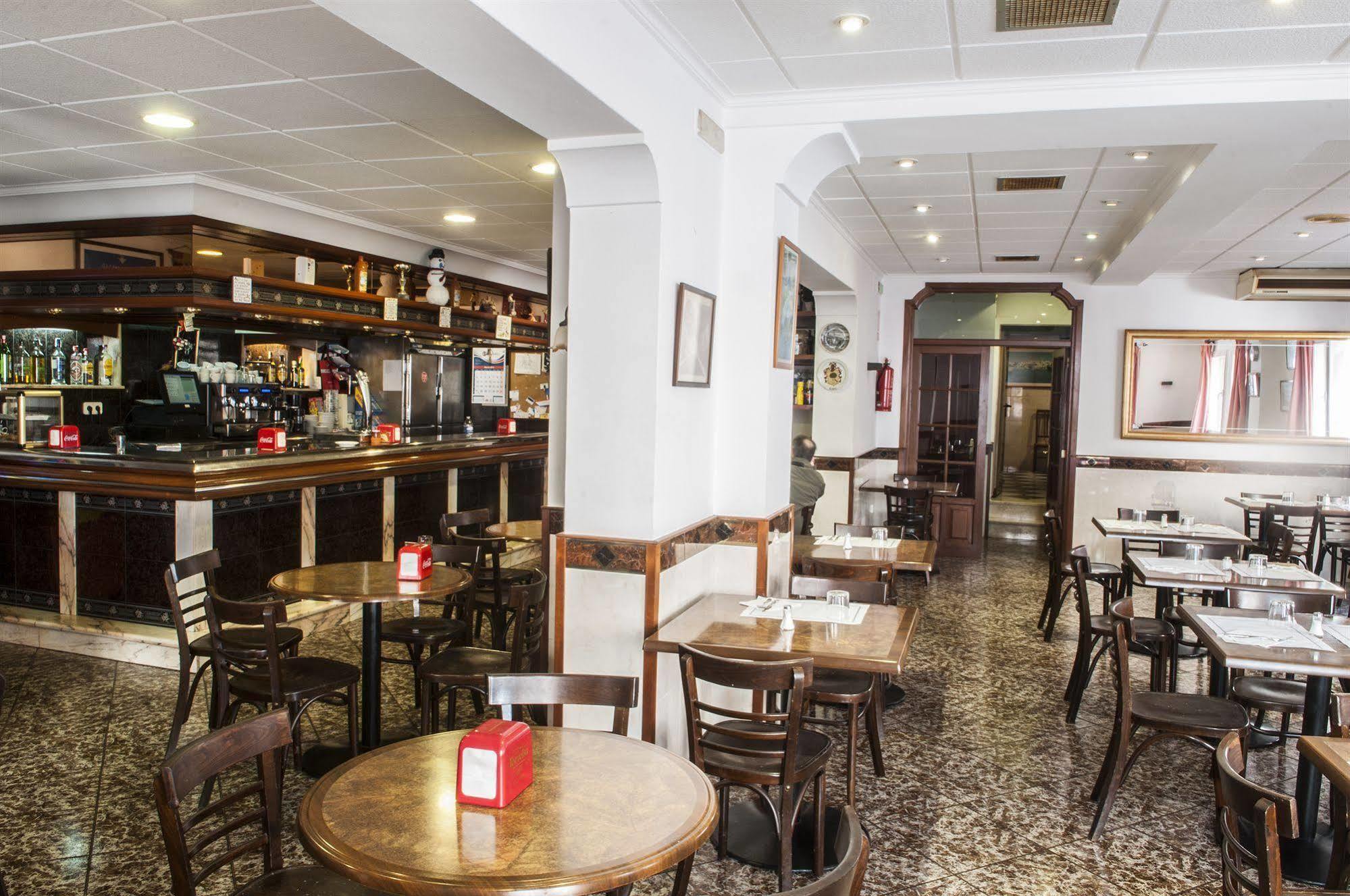 Hostal La Isla Маон Экстерьер фото