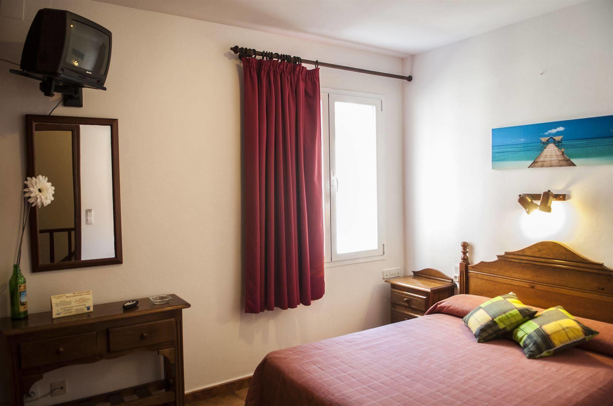 Hostal La Isla Маон Экстерьер фото