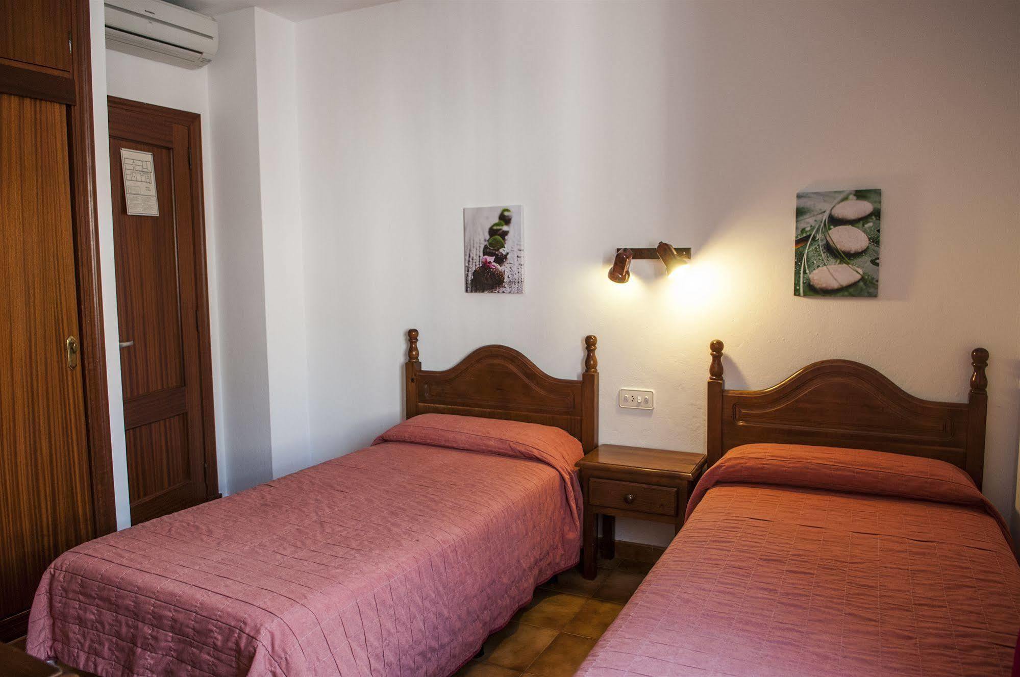 Hostal La Isla Маон Экстерьер фото