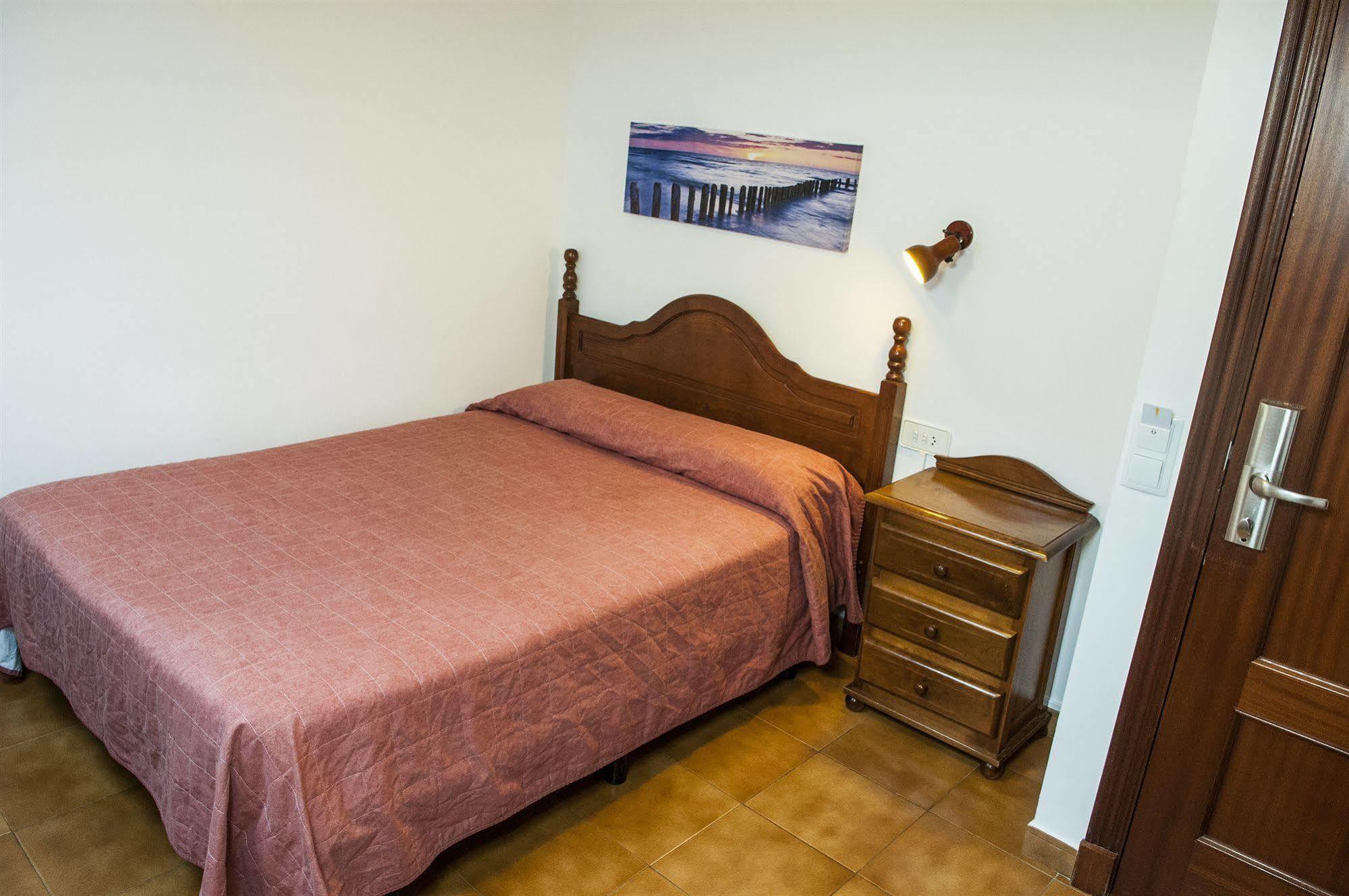 Hostal La Isla Маон Экстерьер фото